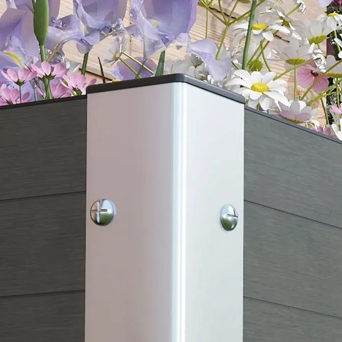 Outsunny Hochbeet - Aluminium, Grau - Weißer Rechteckpfosten mit Chromschrauben, in ein graues Lamellensystem integriert, mit Blumen im Hintergrund.