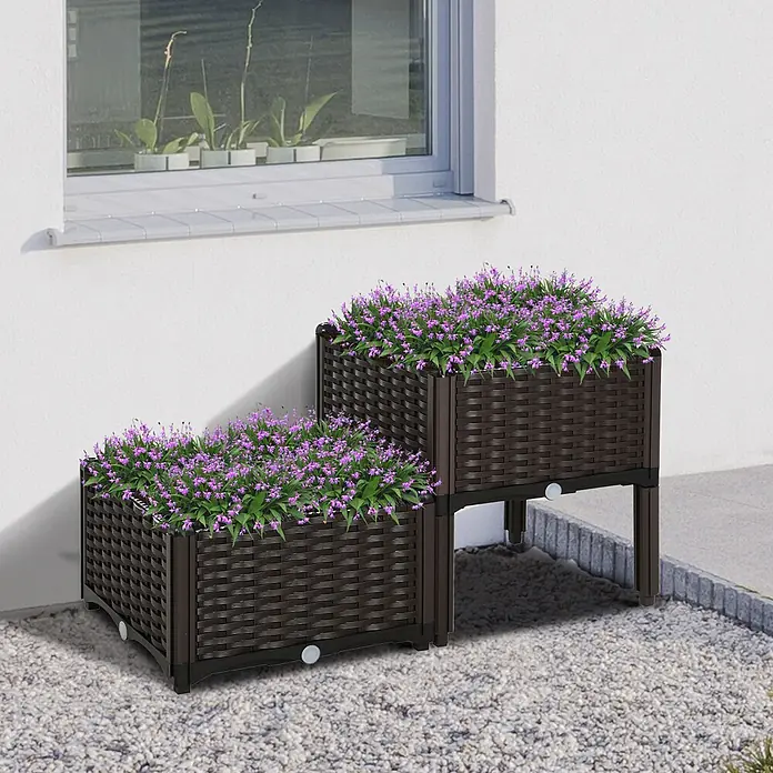 Outsunny Hochbeet - Kunststoff, Braun - Zwei dunkelbraune Hochbeete im Rattan-Stil mit lila Blumen, ein höheres und ein niedrigeres, im Außenbereich angeordnet.