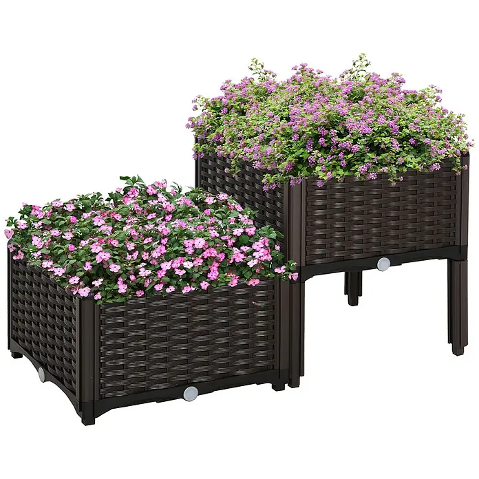 Outsunny Hochbeet - Kunststoff, Braun - Zwei dunkelbraune, geflochtene Hochbeete aus Kunststoff, eines höher, gefüllt mit rosa und lila Blütenpflanzen.