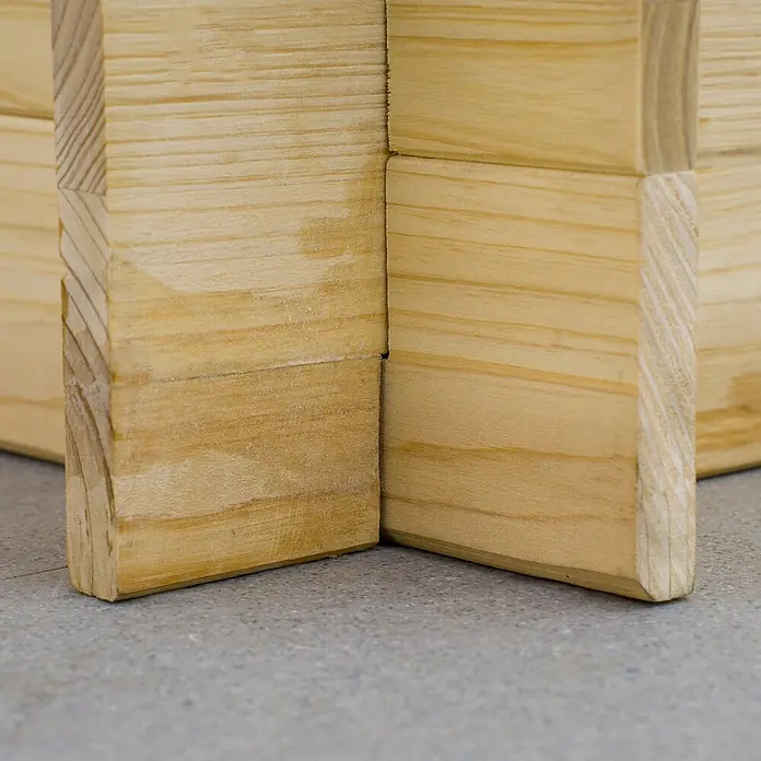 Outsunny Hochbeet - Holz, Naturholz - Zwei helle Holzklötze mit sichtbarer Maserung, an einer Ecke verbunden, zeigen Holzverarbeitungsdetails.
