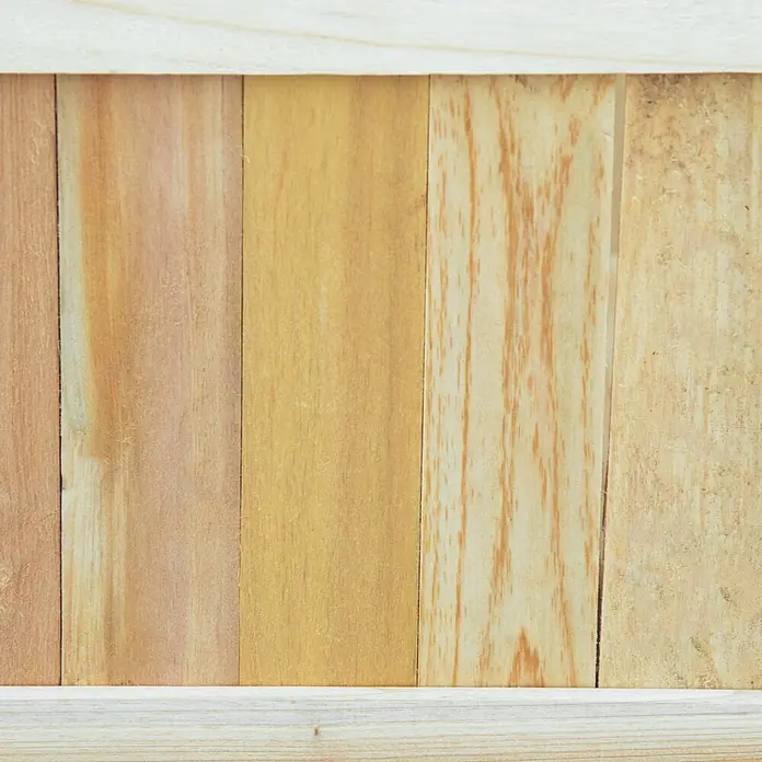 Outsunny Hochbeet - Holz, Naturholz - Helle und mittlere vertikale Holzbretter, oben und unten von helleren Querhölzern gerahmt, mit verschiedenen Maserungen.