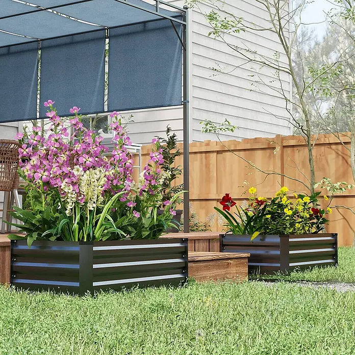 Outsunny Hochbeet - Stahl, Dunkelgrau - Zwei dunkle Metall-Hochbeete mit bunten Blumen verschönern eine Garten-Terrasse.