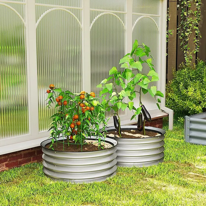 Outsunny Hochbeet - Metall, Silber - Hochbeete aus verzinktem Stahl mit Tomaten und Auberginen in einem Garten.