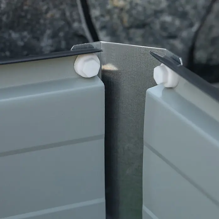 Outsunny Hochbeet - Stahl, Dunkelgrau - Eckverbindung eines grauen Metall-Hochbeets, gesichert mit weißen Schrauben und schwarzem Schutzprofil.