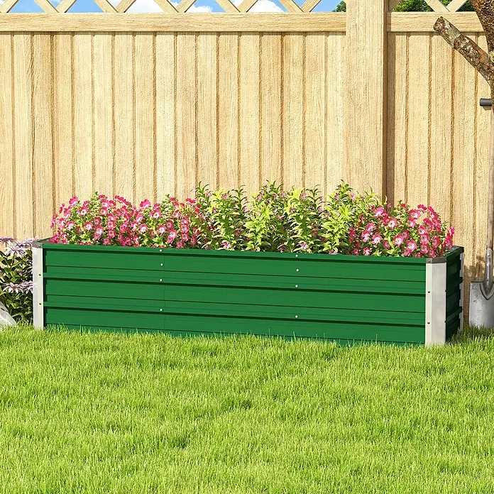 Furnicato Hochbeet - 183 x 47 x 40 cm, Stahl, Grün - Grünes Hochbeet aus Metall, gefüllt mit rosa und grünen Pflanzen, in einem Rasengarten vor einem Holzzaun.
