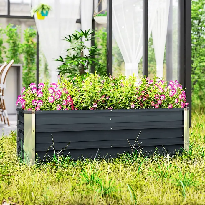 Outsunny Hochbeet - Stahl, Kohlegrau - Dunkelgraues Hochbeet aus Metall, gefüllt mit rosa und grünen Pflanzen im Garten.