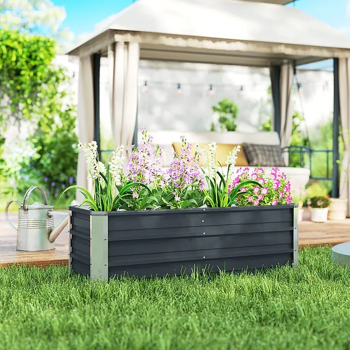 Outsunny Hochbeet - Stahl, Kohlegrau - Dunkelgraues Metall-Hochbeet, gefüllt mit bunten Blumen, im Garten auf Gras neben einer Holzterrasse.