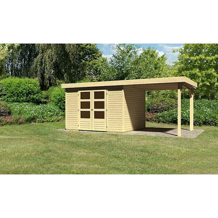 Karibu Gartenhaus Askola - Außenmaß inkl. Dachüberstand (B x T): 554 x 262 cm, Holz, Natur, Mit Anbaudach - Ein Holzschuppen mit einem Unterstand ist auf einer Rasenfläche aufgebaut. Es sieht aus wie ein Carport oder eine Veranda mit Holzboden.
