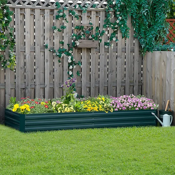 Outsunny Hochbeet - 241 x 90,5 x 30 cm, Stahl, Dunkelgrün - Ein dunkelgrünes Wellblech-Hochbeet, gefüllt mit bunten Blumen, steht auf einem Rasen vor einem Holzzaun.