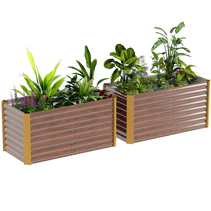 Outsunny Hochbeet - 120 x 60 x 60 cm, Stahl, Braun - Zwei rechteckige Hochbeete aus braunem Holzmaserung-Wellblech mit goldenen Eckpfosten, gefüllt mit Pflanzen und Blumen.