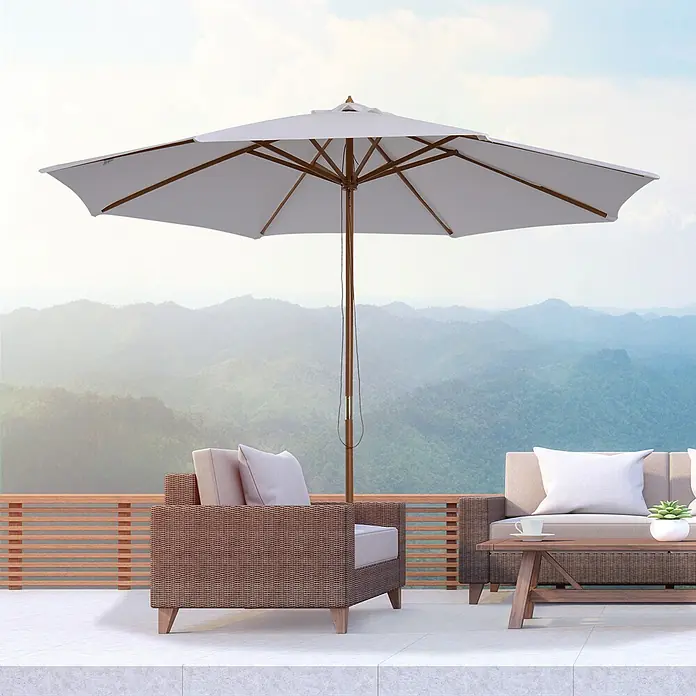 Outsunny Balkonschirm rund mit wasserabweisendem und UV-beständigem Stoff - Weiß, Durchmesser Bespannung: 300 cm - Ein weißer Sonnenschirm beschattet eine braune Flecht-Gartenmöbelgruppe mit hellen Kissen und Holztisch auf einer Terrasse mit Bergblick.