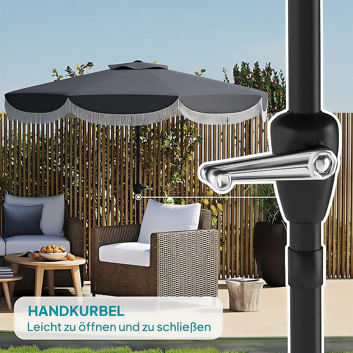 Outsunny Balkonschirm rund - Dunkelgrau, Durchmesser Bespannung: 269 cm - Dunkelgrauer Sonnenschirm mit weißen Fransen in einer Patio-Umgebung, mit silberner Handkurbel zum einfachen Öffnen und Schließen.
