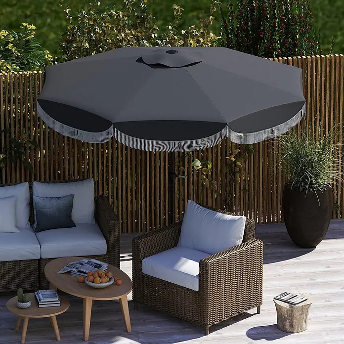 Outsunny Balkonschirm rund - Dunkelgrau, Durchmesser Bespannung: 269 cm - Dunkelgrauer Sonnenschirm mit Fransen über Outdoor-Sofa und Sessel aus Korbgeflecht auf einer Holzterrasse.