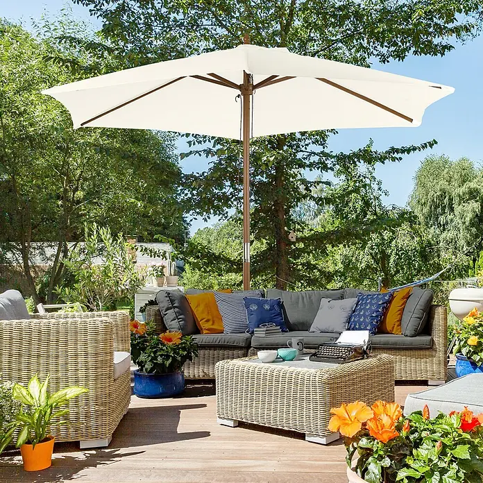 Outsunny Balkonschirm rund - Cremeweiß, Durchmesser Bespannung: 250 cm - Großer, quadratischer, weißer Sonnenschirm mit braunem Mast, der eine Outdoor-Sitzgruppe beschattet.