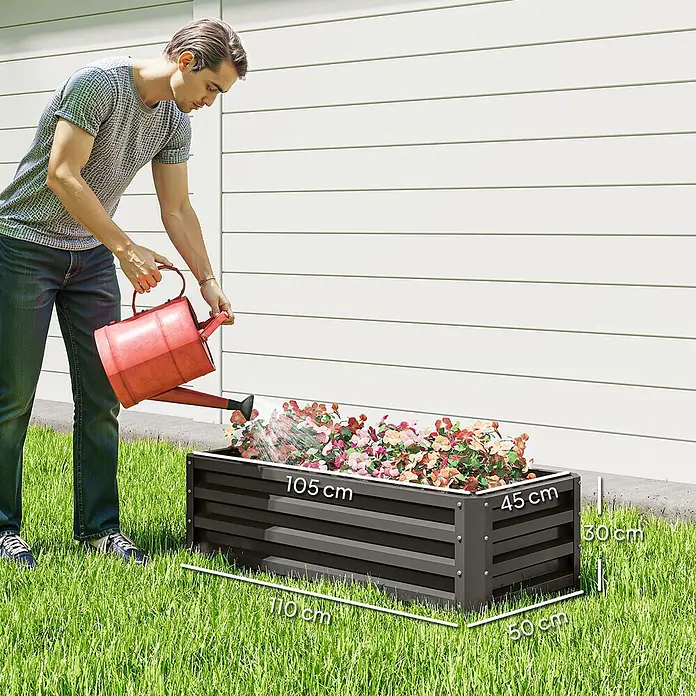 Outsunny Hochbeet - 110 x 50 x 30 cm, Stahl, Dunkelgrau - Dunkelgraues Metall-Hochbeet mit Blumen, von einem Mann bewässert. Maße: 110x50x30 cm.