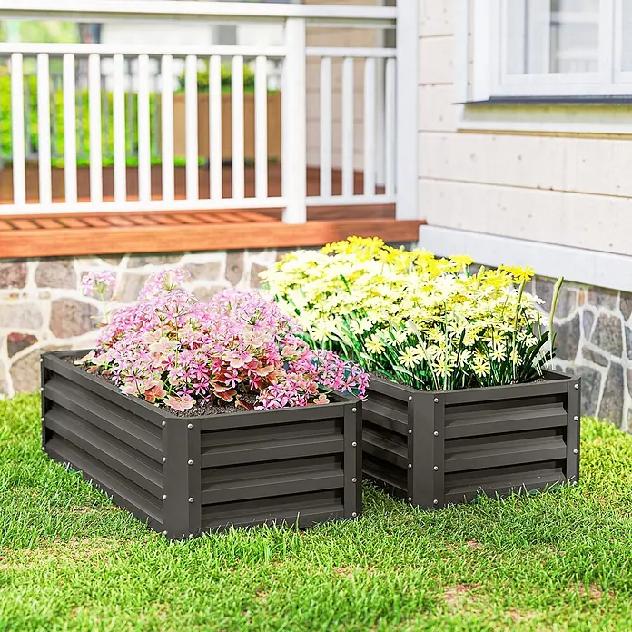 Outsunny Hochbeet - 110 x 50 x 30 cm, Stahl, Dunkelgrau - Zwei dunkelgraue Hochbeete aus Metall mit bunten Blumen auf grünem Gras neben einer Veranda.