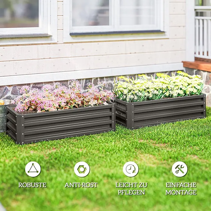 Outsunny Hochbeet - 110 x 50 x 30 cm, Stahl, Dunkelgrau - Zwei dunkelgraue Metall-Pflanzkästen mit rosa und gelben Blumen stehen an einem Haus.