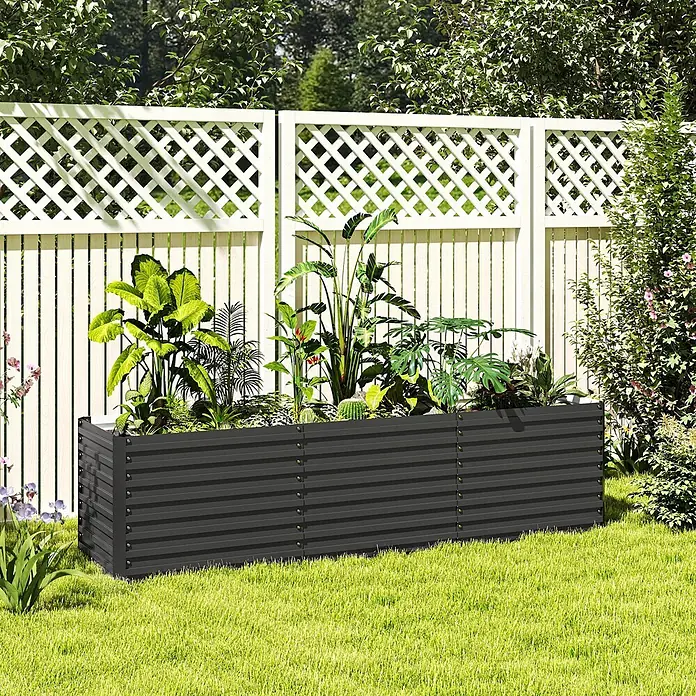 Outsunny Hochbeet - 240 x 60 x 60 cm, Stahl, Dunkelgrau - Dunkelgraues Hochbeet aus Wellblech, mit verschiedenen Pflanzen gefüllt, in einem sonnigen Garten vor einem weißen Zaun.