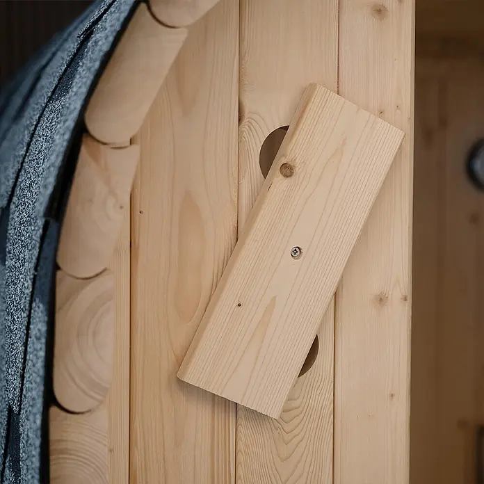 Home Deluxe Fasssauna CUBE L - Elektroofen, Holz - Holzlüftungsklappe für eine Fasssauna mit zwei runden Öffnungen und Drehmechanismus.