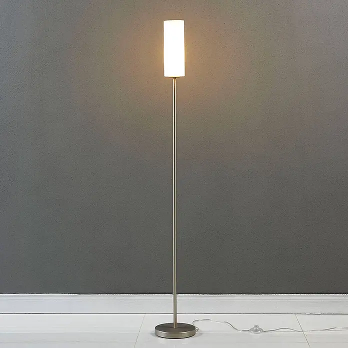 Lindby Stehleuchte Vinsta - alu / grau / zink, weiß / opal, E27 - Beleuchtete moderne Stehleuchte mit gebürstetem Metallständer und zylindrischem weißen Schirm, inklusive Netzkabel und Fußschalter.