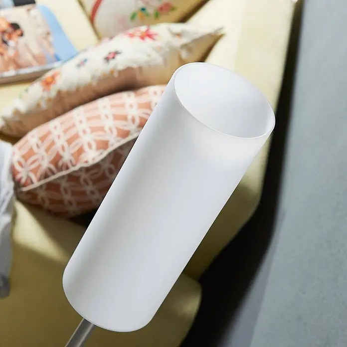 Lindby Stehleuchte Vinsta - alu / grau / zink, weiß / opal, E27 - Ein weißer, mattierter zylindrischer Lampenschirm/Diffusor, aus der Nähe in einem Wohnzimmer gezeigt.