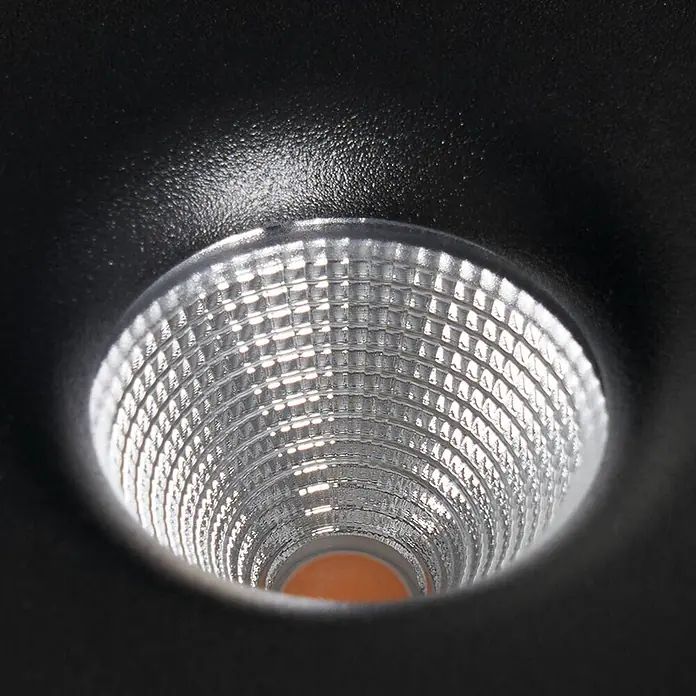 Arcchio Deckenleuchte Rotari - schwarz, schwarz - Schwarze Einbau-LED-Leuchte mit silbernem, gitterstrukturiertem Reflektor und oranger Lichtquelle.