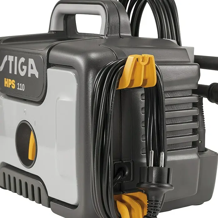 Stiga Hochdruckreiniger HPS 110 - 1.400 W - Nahaufnahme des STIGA HPS 110 Hochdruckreinigers mit ordentlich aufgewickeltem Kabel und gelben Halterungen.