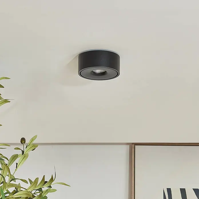Arcchio Deckenleuchte Rotari - schwarz, schwarz - Ein schwarzer, zylindrischer Deckenstrahler aus Metall mit einer vertieften Lichtquelle.