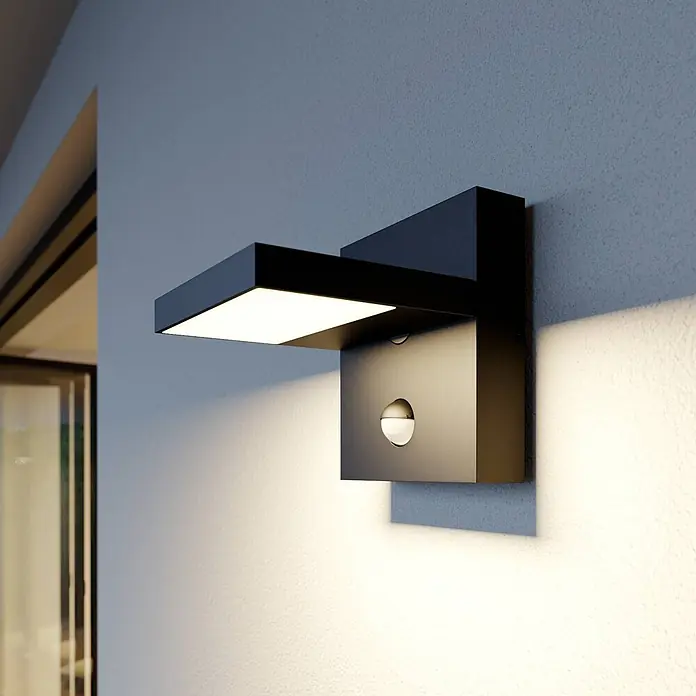 Lucande Außenwandleuchte Silvan - 17,5 x 14 x 16,1 cm, schwarz, IP54 - Schwarze Outdoor-Wandleuchte mit integriertem Bewegungsmelder, beleuchtet die darunterliegende Wand.