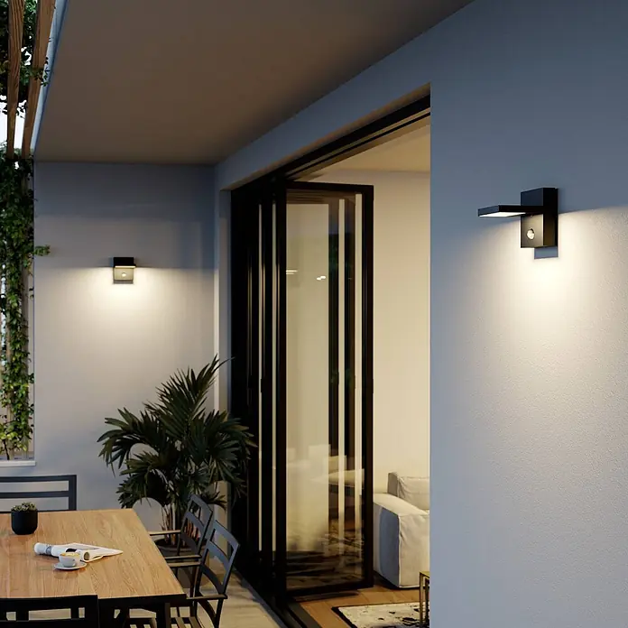 Lucande Außenwandleuchte Silvan - 17,5 x 14 x 16,1 cm, schwarz, IP54 - Schwarze Außenwandleuchten beleuchten einen modernen Terrassenbereich, an der Außenwand montiert.
