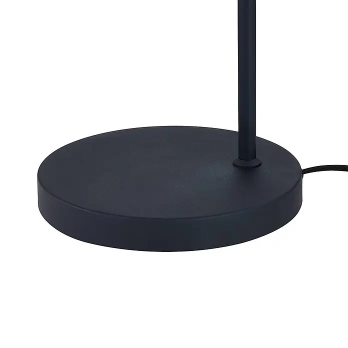 Lindby Stehleuchte Venora - schwarz, Holz hell, E27 - Schwarzer, runder Metallsockel einer Stehlampe mit matter Oberfläche, mittiger Stangenbefestigung und integriertem Stromkabel.