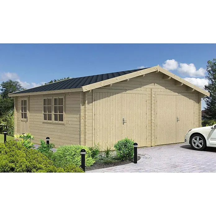 Alpholz Garage D 44 - Holz, Naturbelassen, Schutz-Imprägnierung:Ohne Schutz-Imprägnierung - Helle Holzdoppelgarage mit dunklem Dach, zwei Toren und einer Seitentür mit Fenster, neben einer Auffahrt.