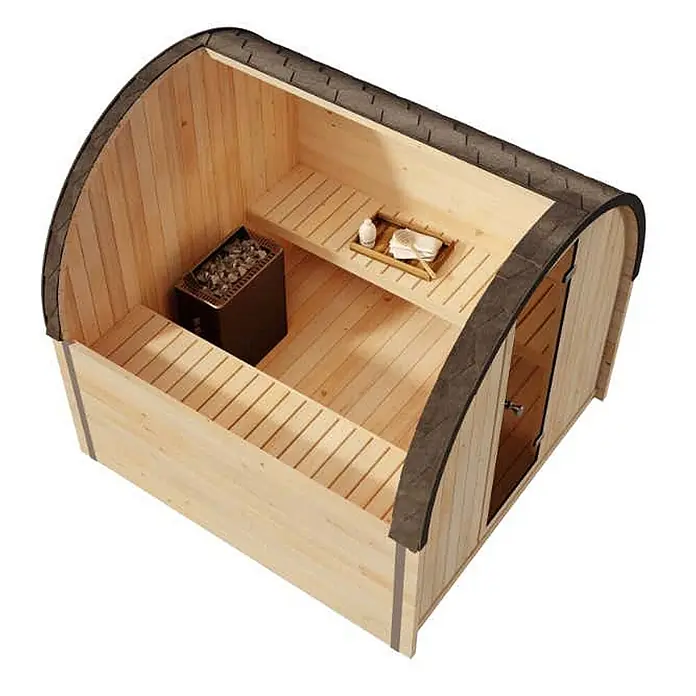 FinnTherm Fasssauna ScandiPod Comfort - Holz, L x B x H: 226 x 21 x 210 cm - Innenansicht einer hellen Holzfasssauna mit Ofen, Holzbänken und einem Tablett mit Zubehör.