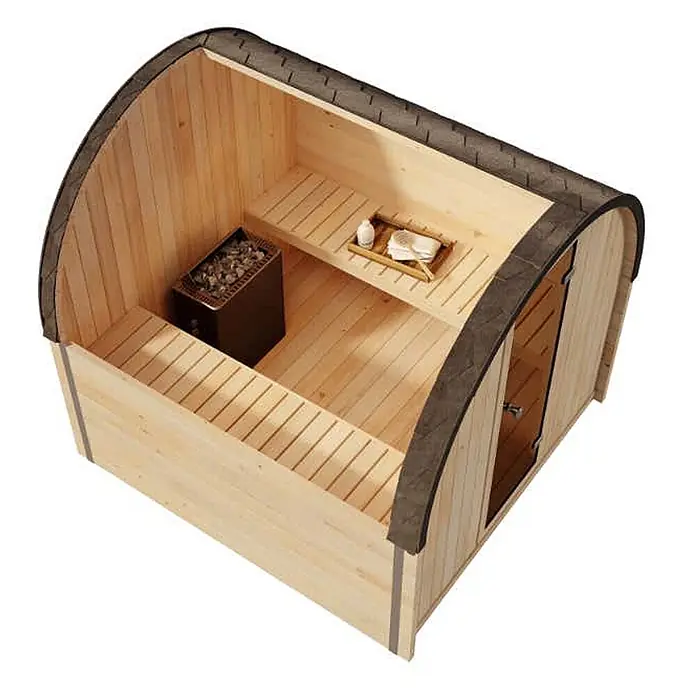 FinnTherm Fasssauna ScandiPod Comfort - Holz, L x B x H: 226 x 21 x 210 cm - Helles Holzfass-Sauna-Interieur mit Bänken, schwarzem Ofen und Zubehörschale.
