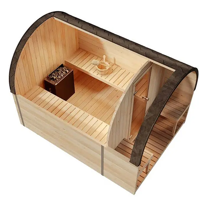 FinnTherm Fasssauna ScandiPod Premium - Holz, L x B x H: 286 x 21 x 210 cm - Innenansicht einer hellen Holzfasssauna mit schwarzem Ofen, Holzbänken, Eimer und Kelle. Mit Glastür.