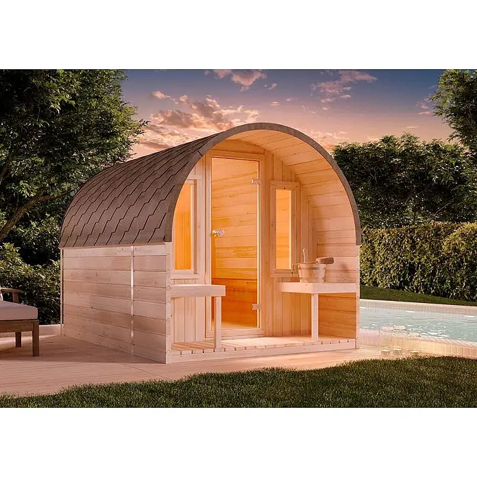 FinnTherm Fasssauna ScandiPod Premium - Holz, L x B x H: 286 x 21 x 210 cm - Outdoor-Fasssauna aus hellem Holz mit dunklem Schindeldach, neben einem Schwimmbecken.