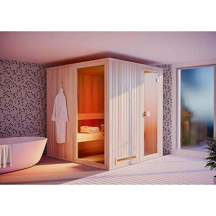 FinnTherm Massivholzsauna Miranda - L x B x H: 194 x 244 x 199 cm - Eine helle Sauna aus Holz mit Glastür in einem modernen Badezimmer. Ein Bademantel hängt daran, Handtücher liegen innen.