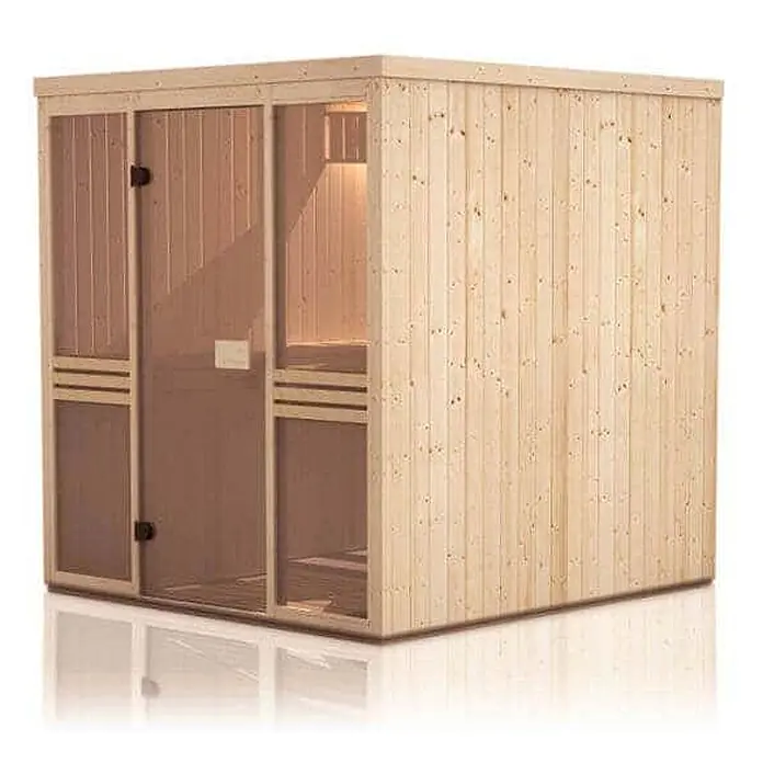 FinnTherm Massivholzsauna Karina - L x B x H: 194 x 175 x 199 cm - Helle Holzsaunakabine mit großer Glastür, die Innenbänke und ein warmes, einladendes Leuchten zeigt.