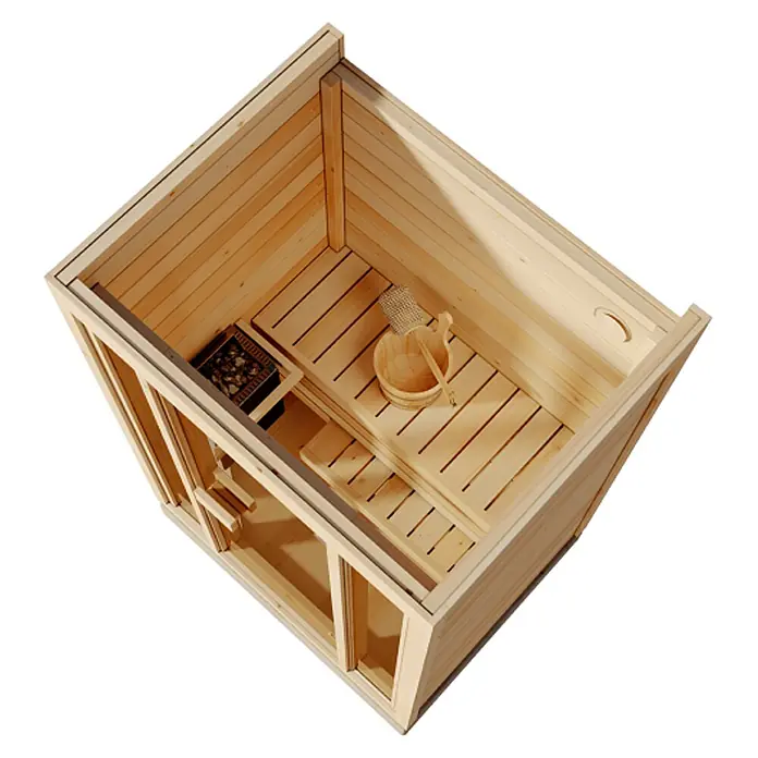 FinnTherm Massivholzsauna Kuuma S - Elektroofen - Helle Holzsaunakabine von oben gesehen, mit Ofen, Eimer, Kelle und Lattenbänken.