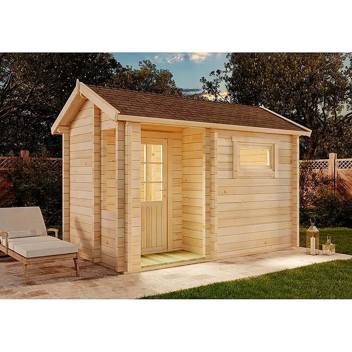 FinnTherm Saunahaus Basel 70 - L x B x H: 250 x 407 x 270 cm - Helle Gartenhütte aus Holz mit braunem Dach und Glastür, auf Pflastersteinen im Garten.