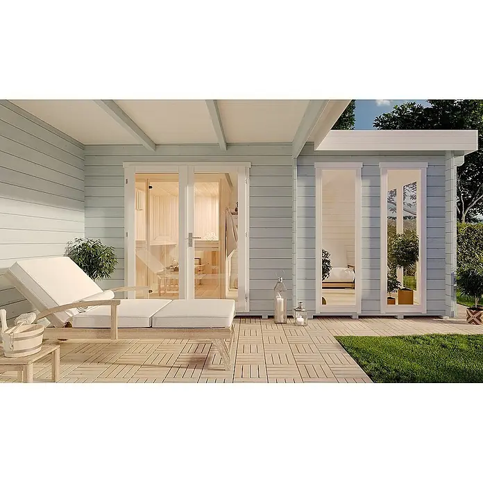 FinnTherm Saunahaus Quinta - L x B x H: 510 x 72 x 228 cm - Hellblaues Gartenhaus aus Holz mit Sauna und Außenterrasse mit Liegestuhl auf Holzfliesen.