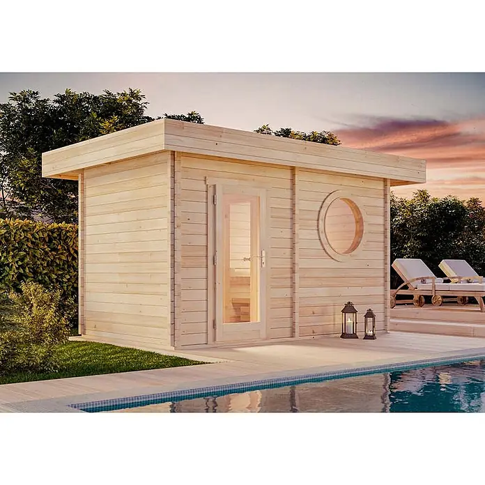 FinnTherm Saunahaus Cubus 70 C 70mm Wandstärke -  - Moderne helle Holz-Außensaunakabine mit Glastür neben einem Swimmingpool.