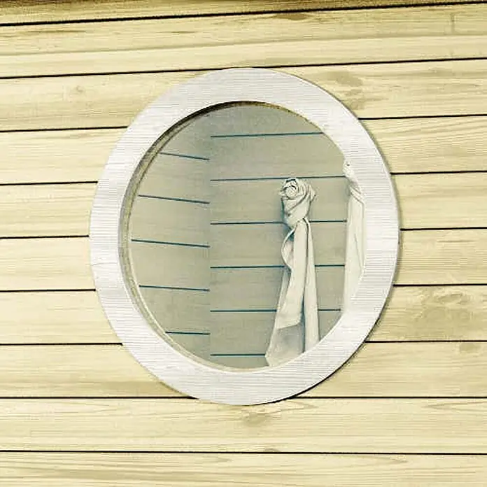 FinnTherm Saunahaus Pori 70 - L x B x H: 274 x 508 x 263 cm - Ovaler Spiegel mit hellem Holzrahmen an einer Holzplankenwand, reflektiert ein drapiertes Handtuch.