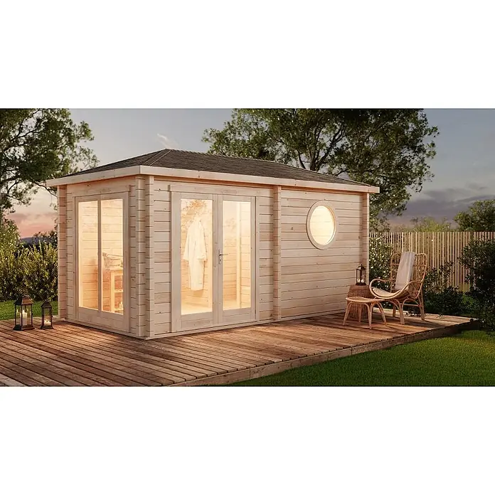 FinnTherm Saunahaus Pori 70 - L x B x H: 274 x 508 x 263 cm - Gartenhaus aus Holz mit Glastüren und Rundfenster, auf einer Terrasse mit Gartenmöbeln.