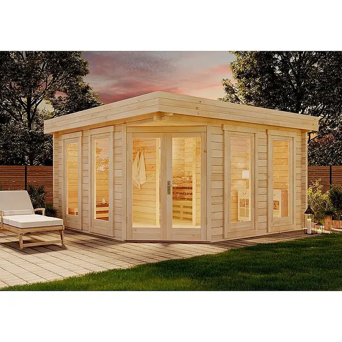 FinnTherm Saunahaus Magnus 70 - L x B x H: 426 x 426 x 230 cm - Helle Holzgarten-Sauna mit großen Fenstern und Flachdach, auf einer gepflasterten Terrasse im Garten.