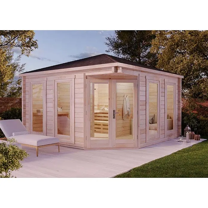 FinnTherm Saunahaus Sandor 70 - L x B x H: 410 x 41 x 290 cm - Helle Gartenhütte aus Holz mit großen Glastüren, dunklem Dach, auf einer hellen Terrasse mit Liegestuhl im Garten, wahrscheinlich eine Sauna.