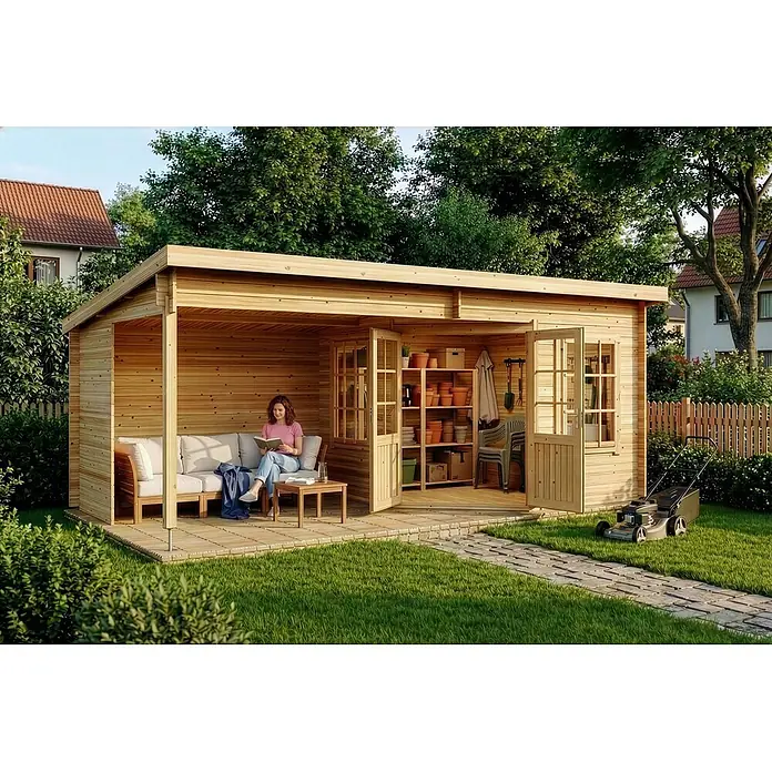 Alpholz Gartenhaus Carl - Außenmaß inkl. Dachüberstand (B x T): 598 x 330 cm, Holz, Naturbelassen - Gartenschuppen aus Naturholz mit überdachter Terrasse. Eine Frau liest auf dem Sofa, Gartengeräte im Schuppen, Rasenmäher draußen.