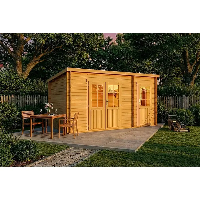 Alpholz Gartenhaus Maria - Außenmaß inkl. Dachüberstand (B x T): 450 x 272 cm, Holz, Pinie - Helles Holzgartenhaus mit Doppeltür und Seitentür, in einem Garten mit Terrasse, Gartenmöbeln und Rasenmäher.