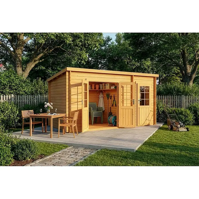Alpholz Gartenhaus Maria - Außenmaß inkl. Dachüberstand (B x T): 450 x 272 cm, Holz, Pinie - Hellbrauner Holzgartenschuppen mit offenen Türen, zeigt Werkzeuge und Stauraum. Angrenzend eine Terrasse mit Holzmöbeln im Garten.