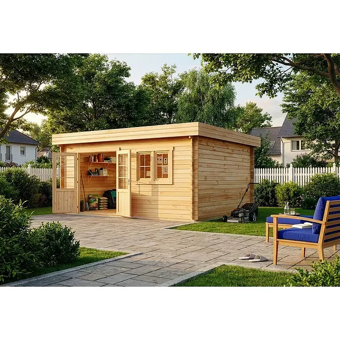 Alpholz Gartenhaus Spree B - Außenmaß inkl. Dachüberstand (B x T): 520 x 420 cm, Holz, Naturbelassen - Heller Holzgeräteschuppen mit geöffneten Türen und Flachdach in einem sonnigen Garten mit gepflasterter Terrasse.